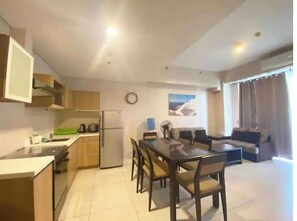 Micro-ondes, four, plaque de cuisson, bouilloire électrique