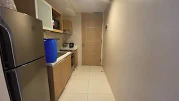 Four, batterie de cuisine, vaisselle et ustensiles