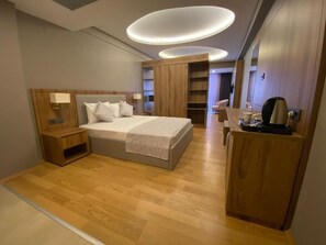 Suite Comfort | Seprai premium, brankas, tirai kedap cahaya, dan kedap suara