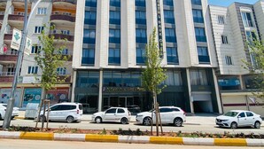 A multi-story hotel with a modern facade, large windows, and a prominent sign for the Kartal Park Hotel. - KARTAL PARK OTEL (Sirnak)