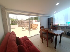 PALMAS DE CHAHUE M (80 MTS2) | Living area | 43-inch Smart TV with cable channels, TV - Palmas De Chahue (Santa María Huatulco)