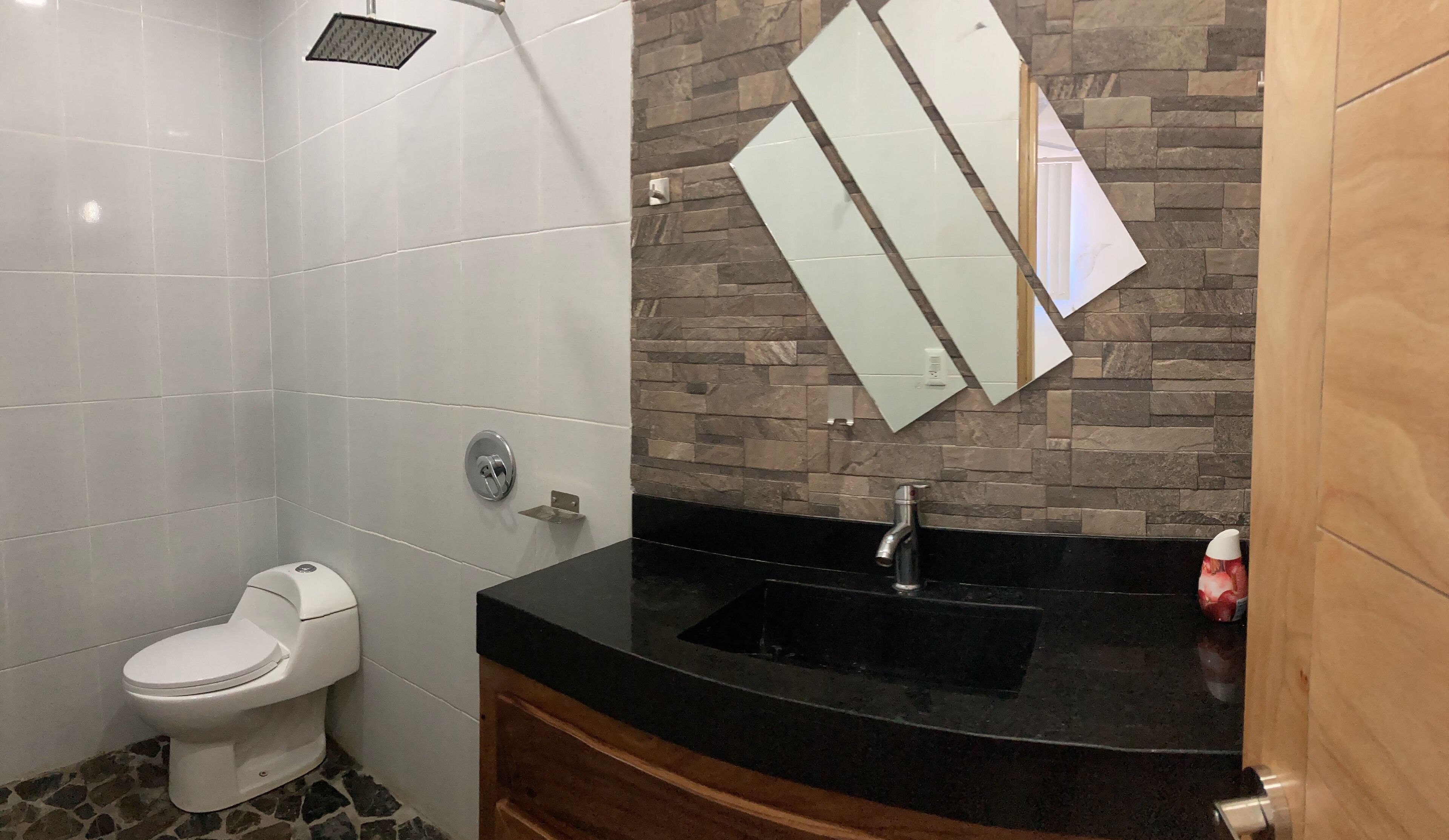 Ein Badezimmer mit Toilette, Waschbecken und Dusche.