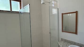 Quarto Standard Triplo | Bathroom | Shower, rainfall showerhead, towels, soap