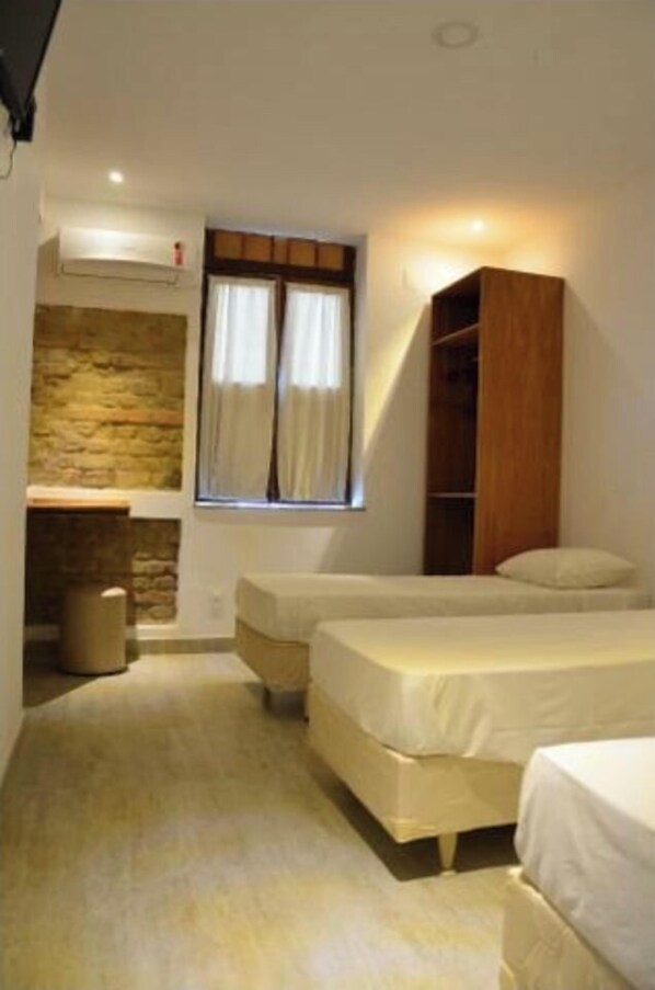 Habitación triple económica | Espacio para trabajar con laptop, wifi gratis y ropa de cama 