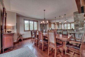 Dining - Luxury Mountain Retreat | Private Hot Tub • Stunning Views • Dog Friendly • Near 6 Ski Resorts (Silverthorne)
