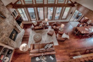 Smart TV, caminetto, lettore DVD, libri