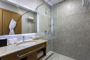 Shower, rainfall showerhead, free toiletries, hair dryer