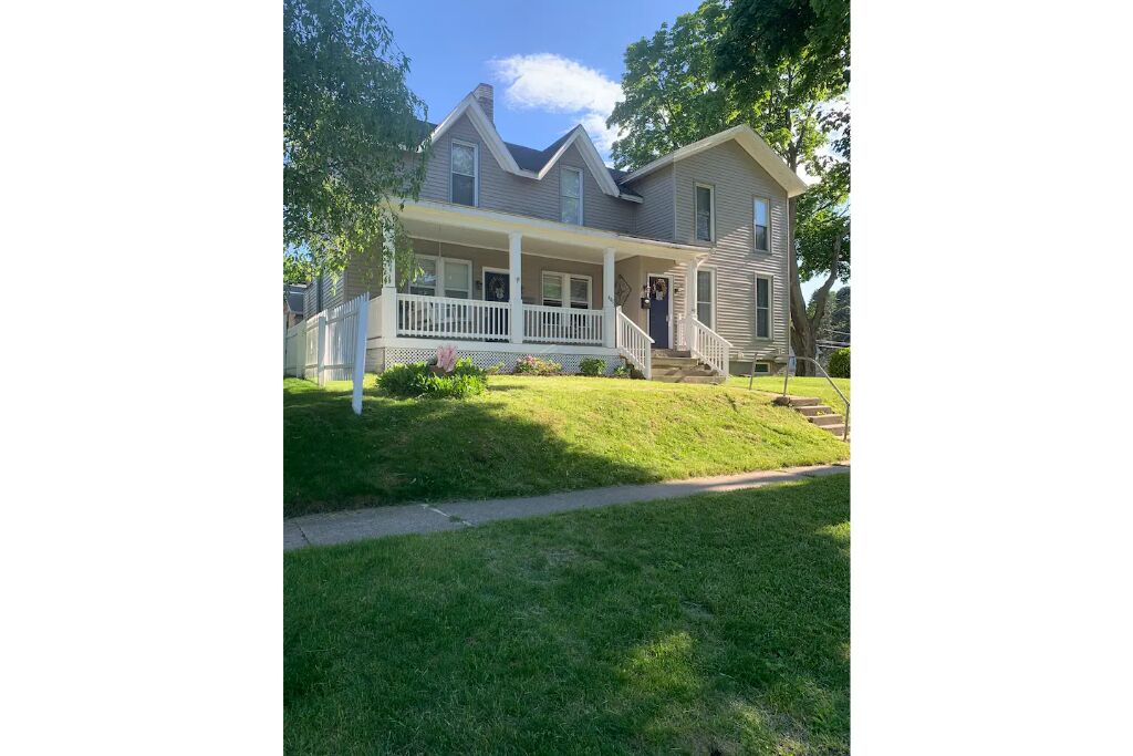 Beautiful 3 bedroom, 2 story duplex
