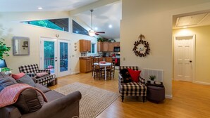 Un salón espacioso con sofá, una mesa de comedor y una cocina al fondo.