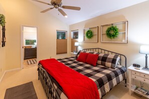 2 bedrooms, iron/ironing board, free WiFi, bed sheets - Perfectly Located Mountain Cabin with Breathtaking, Long Range Views! (Sylva)