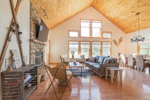 TV, fireplace - Midnight Fox (Hunter)