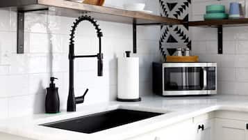 Réfrigérateur, micro-ondes, four, plaque de cuisson