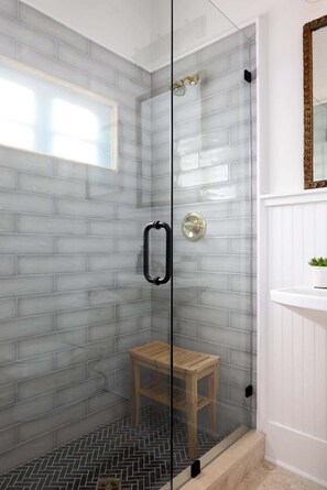 Badewanne, Haartrockner, Handtücher