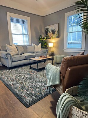 TV, fireplace, offices - Downtown, Single Story & WD, Updated (Columbus)