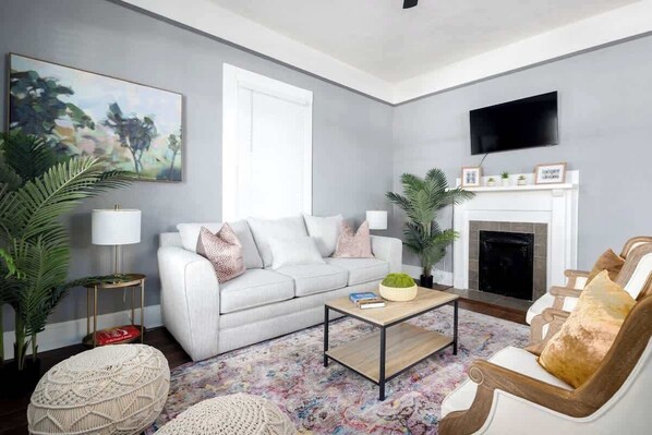 Télévision, cheminée, espaces bureaux