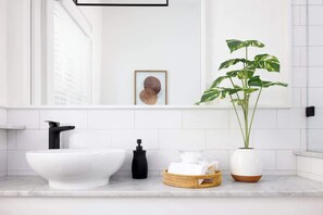 Baignoire, sèche-cheveux, serviettes fournies