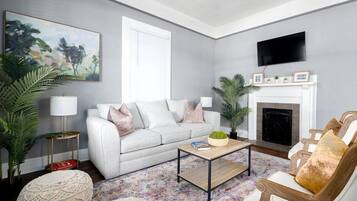 Télévision, cheminée, espaces bureaux