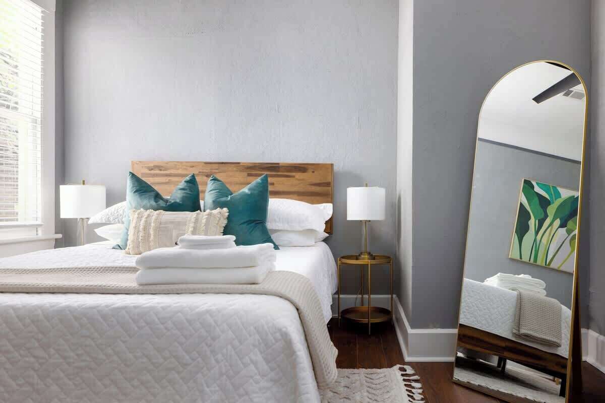 2 soverom, skrivebord, strykejern/-brett og wi-fi