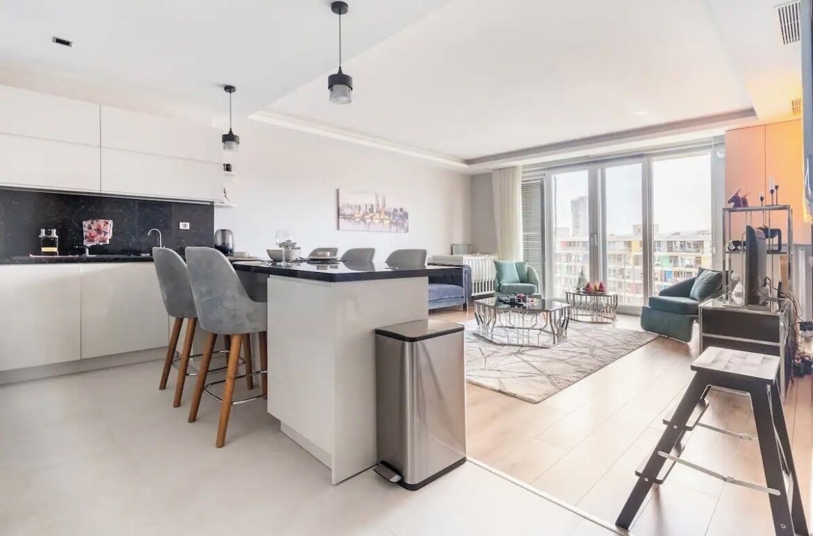 Luxury Apartment w\/ Pool, Subway & Shopping Mall