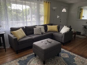 Smart TV - Updated Ranch in a quiet neighborhood 5 min from the beach and other amenities  (Westerly)