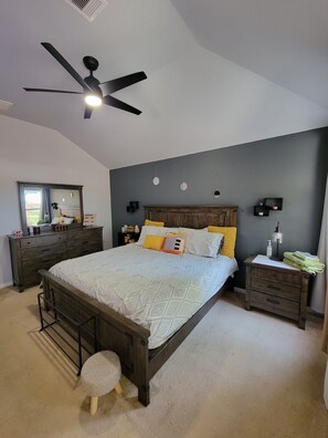 3 bedrooms, free WiFi, bed sheets - Modern unique 3 bedroom home with indoor fireplace, updated to today standards. (Houston)