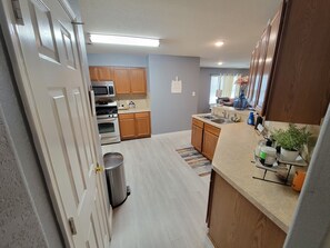 Refrigerador, microondas, horno, placa de cocina