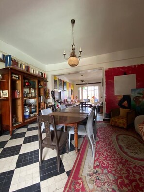 Tischfußball, Tischtennisplatte, Bücher