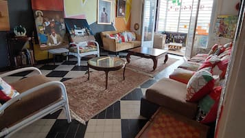 Futbolito, tenis de mesa y libros