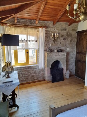 Deluxe Triple Room, 1 Bedroom, Mountain View | Free WiFi - SARI KEÇİ TAŞ OTEL (Gökçeada)