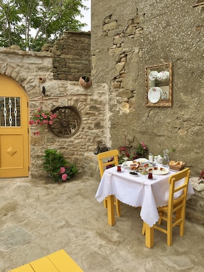 Free daily local cuisine breakfast  - SARI KEÇİ TAŞ OTEL (Gökçeada)