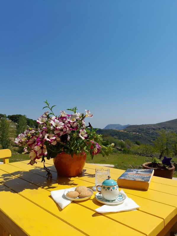 Chambre triple Deluxe, 1 chambre, vue sur la montagne | Terrasse/patio