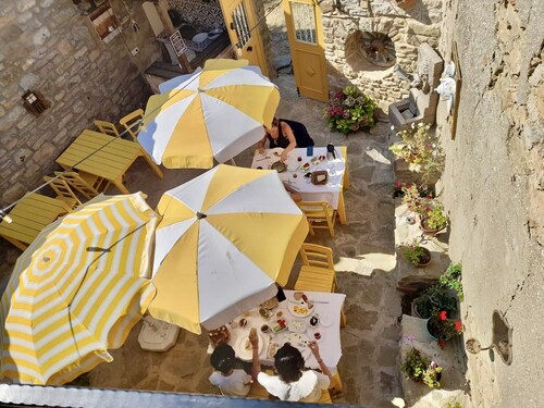 SARI KEÇİ TAŞ OTEL