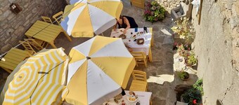 SARI KEÇİ TAŞ OTEL