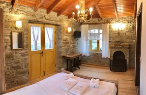 Fireplace - SARI KEÇİ TAŞ OTEL (Gökçeada)