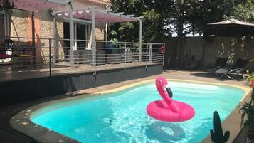 Piscina externa sazonal, espreguiçadeiras