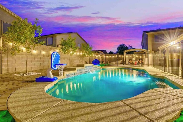 室外游泳池，恒温泳池