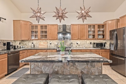 5BR Family Retreat with Pool and Game Room