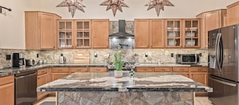 5BR Family Retreat with Pool and Game Room