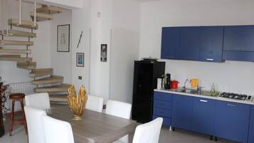 Fridge, stovetop, coffee/tea maker, highchair