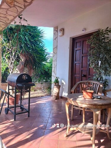 Portion of a villa within walking distance of Mondello.