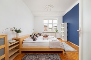 3 bedrooms, free WiFi, bed sheets - Family Apartment Slowackiego by Renters (Kraków)