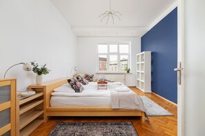 3 bedrooms, free WiFi, bed sheets - Family Apartment Slowackiego by Renters (Kraków)