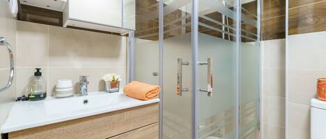 Een douche, handdoeken