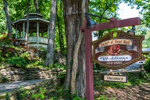 Property entrance - Angel At Rose Hall (Eureka Springs)