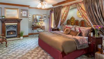 Grand Room | Peti besi dalam bilik, dihias secara berasingan