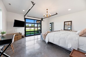 5 bedrooms, desk, WiFi, bed sheets