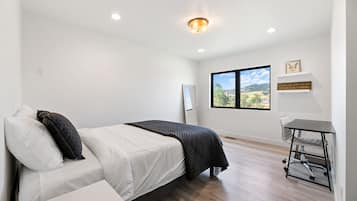 5 bedrooms, desk, WiFi, bed sheets