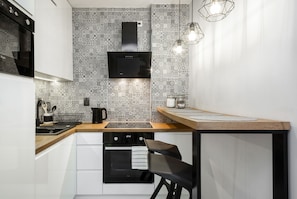 Appartement, 1 chambre, balcon | Cuisine privée | Four à micro-ondes, lave-vaisselle, cafetiÚre-théiÚre