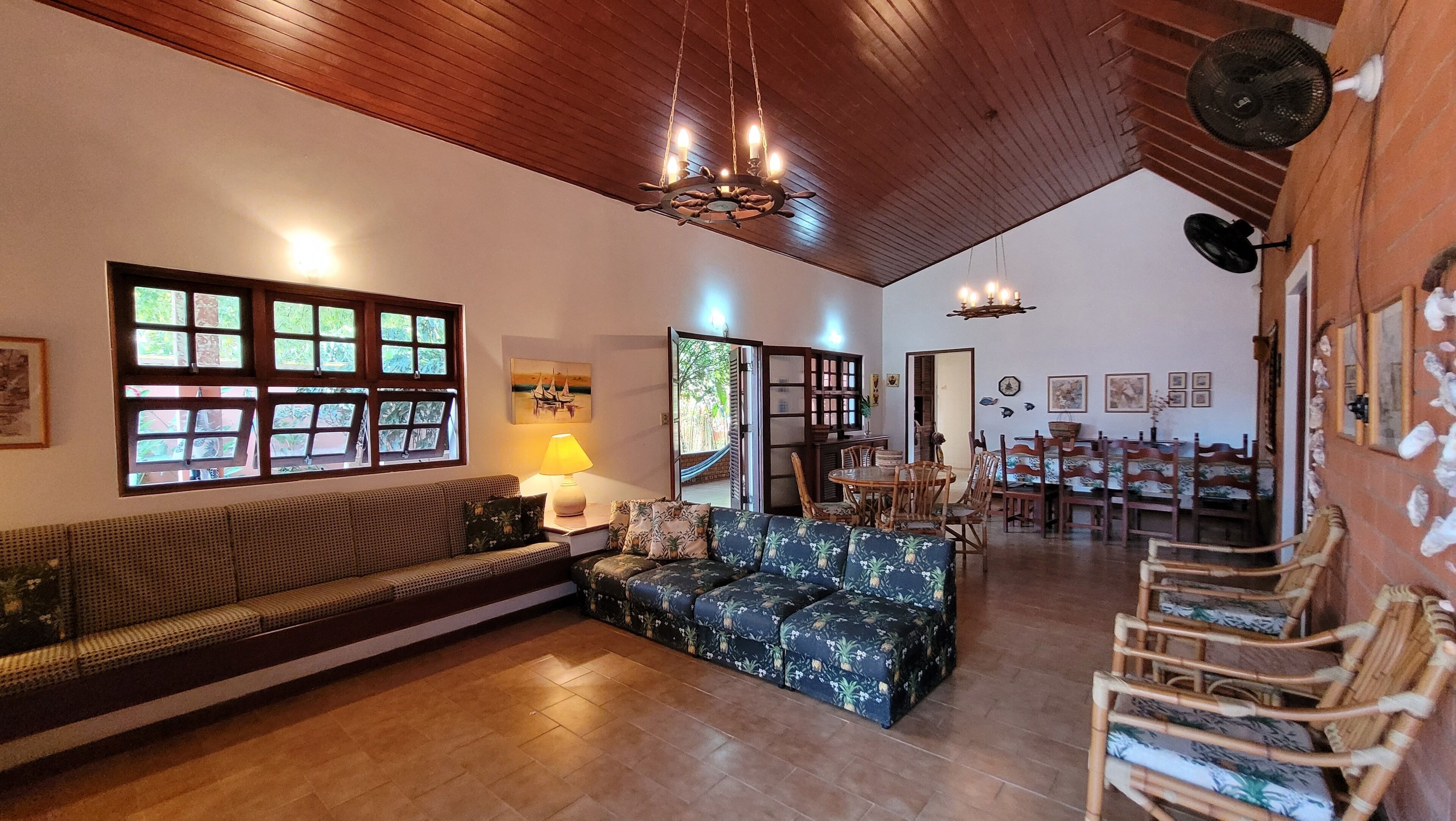 Casa família | Sala de estar | TV 42 polegadas com canais a cabo