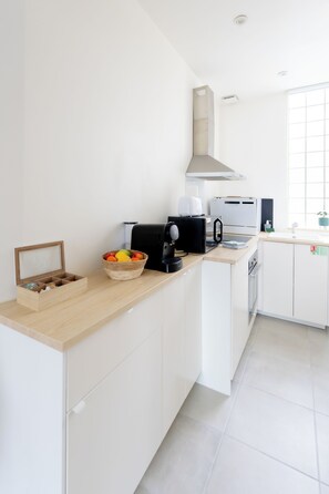 Kjøleskap, mikrobølgeovn, ovn og kokeplater